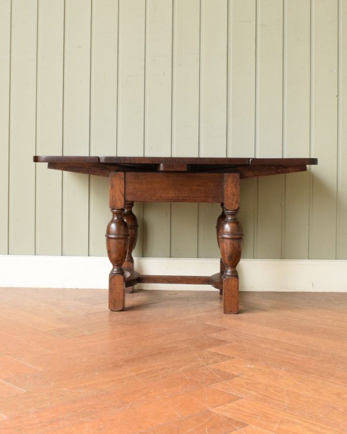 アンティークのテーブル　アンティーク家具　英国の便利なアンティーク家具、小さな伸長式のコーヒーテーブル。両方開いて広々と両方開くとゆったりサイズ。(q-2103-f)