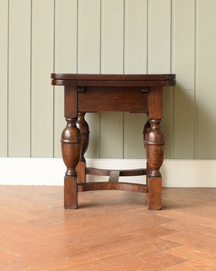 アンティークのテーブル　アンティーク家具　英国の便利なアンティーク家具、小さな伸長式のコーヒーテーブル。こちら側も、もちろんキレイです。(q-2103-f)
