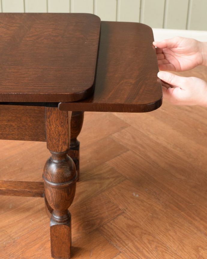 アンティークのテーブル　アンティーク家具　英国の便利なアンティーク家具、小さな伸長式のコーヒーテーブル。あっという間にサイズが変えれます。(q-2103-f)
