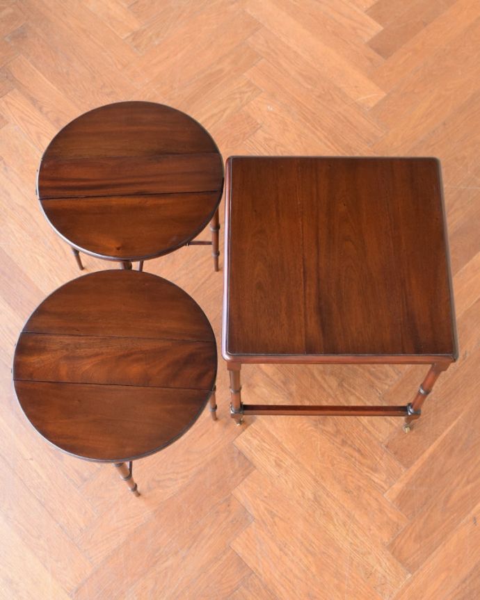 アンティークのテーブル　アンティーク家具　英国のアンティーク家具、折り畳み式の四角と丸の天板を楽しめるネストテーブル。3つを並べて上から見てみましょう並べて上から見ると、こんな感じです。(q-2104-f)