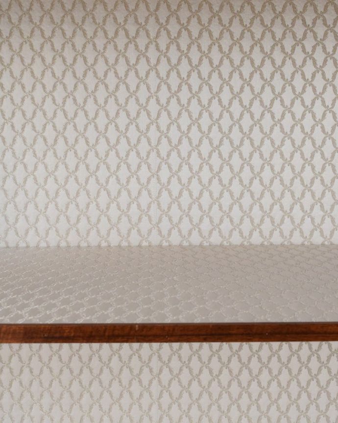 アンティークのキャビネット　アンティーク家具　象嵌入りの美しい英国家具、マホガニー材が美しいアンティークのガラスキャビネット。新しく貼り替えましたキャビネットに似合う生地を選んで張り替えた背板。(q-2106-f)