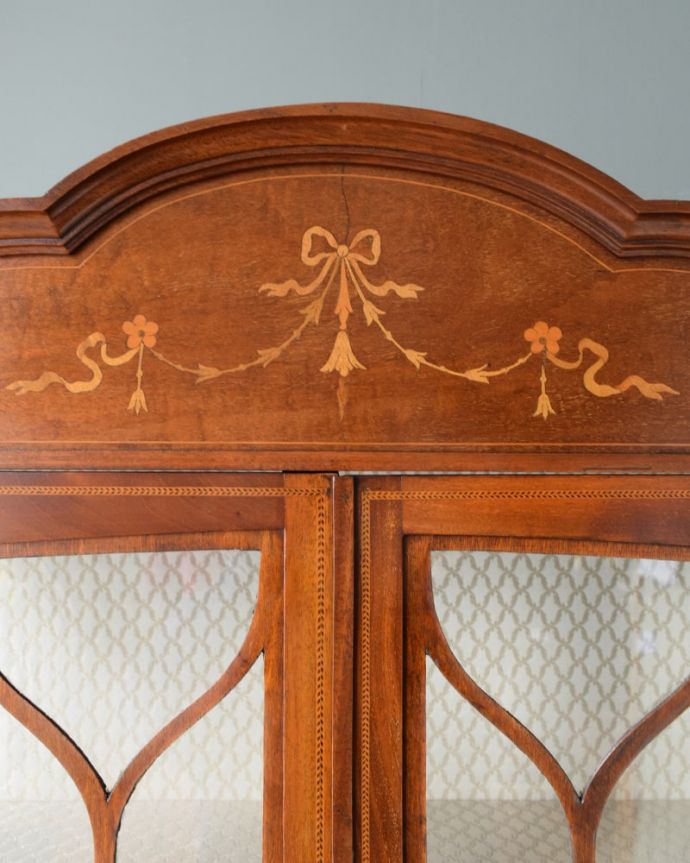 アンティークのキャビネット　アンティーク家具　象嵌入りの美しい英国家具、マホガニー材が美しいアンティークのガラスキャビネット。上品で美しい象嵌象嵌とは模様に沿って異なる木材を埋め込んで絵を描いたものなんです。(q-2106-f)