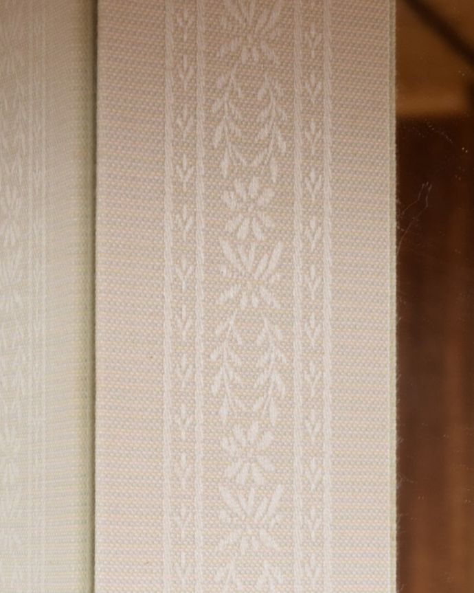 アンティークのキャビネット　アンティーク家具　アンティークのコーナー家具、ミラーがキラッと輝くガラスキャビネット。上品な背板の柄ですキャビネットの表情に似合う上品な生地クロスが背板に貼ってありました。(q-2108-f)