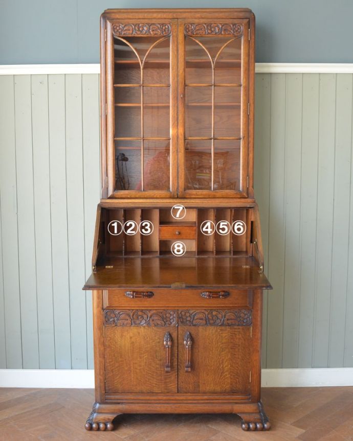 ビューロー　アンティーク家具　英国らしいアンティーク家具、彫りが美しいビューローブックケース（本棚＆デスク）。お片付け上手のヒミツ扉の中身はこんなに細かく仕切られています。(q-2119-f)