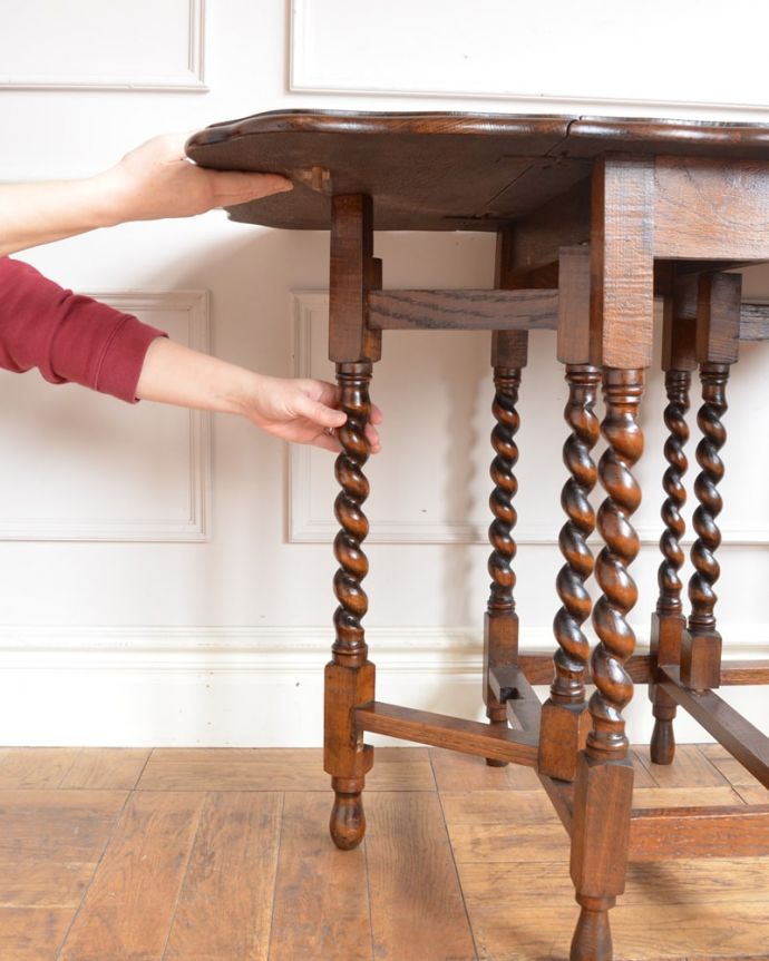 アンティークのテーブル　アンティーク家具　伸張式のアンティーク英国家具、天板の縁どりも美しいゲートレッグテーブル。脚を引き出すだけであっという間ゲートのような形をした脚のテーブル。(q-2120-f)