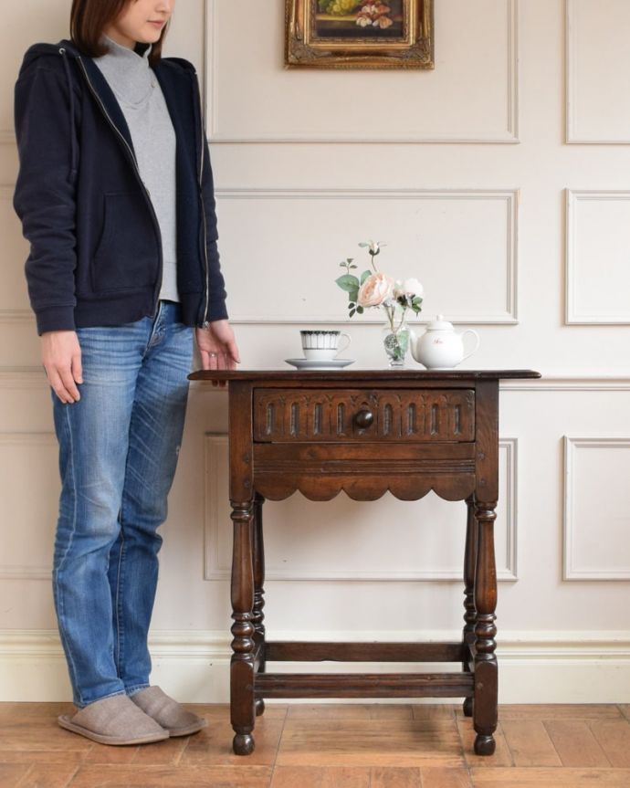 アンティークのテーブル　アンティーク家具　英国で見つけた引き出し付きのアンティークコンソールテーブル（サイドテーブル）。便利に使えるコンパクトサイズのテーブル「オケージョナル」とは「便利に使える」と言う意味。(q-2123-f)