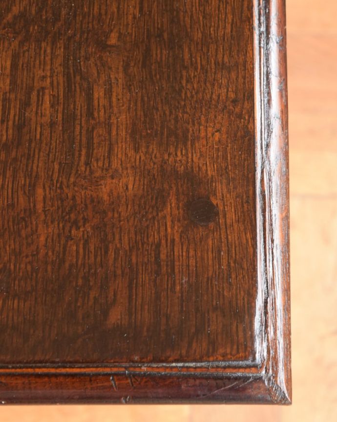 アンティークのテーブル　アンティーク家具　英国で見つけた引き出し付きのアンティークコンソールテーブル（サイドテーブル）。近づいて見てみると･･･天板を見てみるとこんな感じです。(q-2123-f)