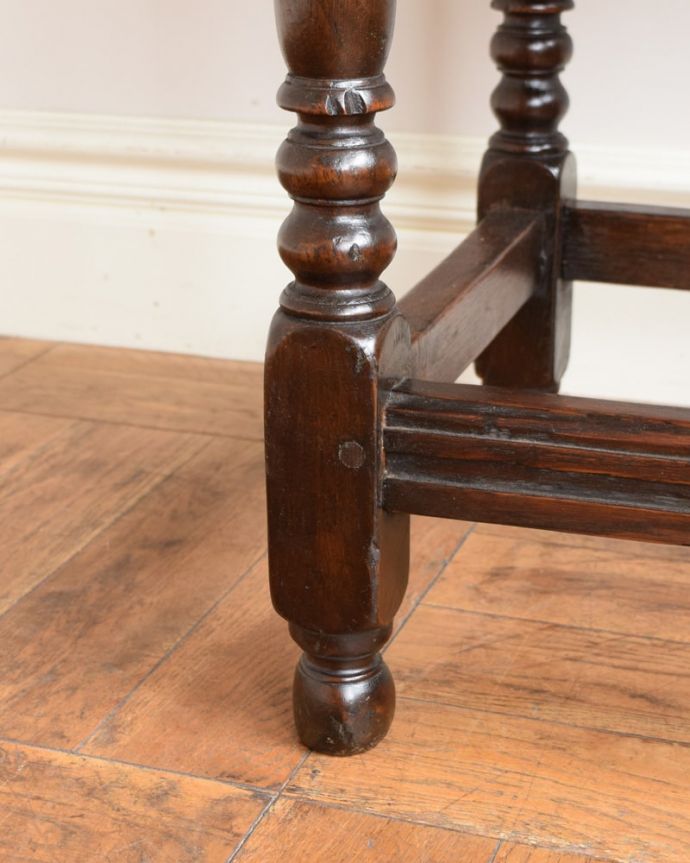 アンティークのテーブル　アンティーク家具　英国で見つけた引き出し付きのアンティークコンソールテーブル（サイドテーブル）。持ち上げなくても大丈夫！Handleのアンティークは、脚の裏にフェルトキーパーをお付けしています。(q-2123-f)