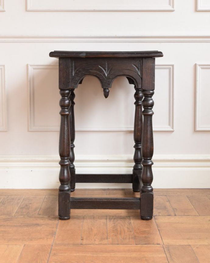 アンティークのテーブル　アンティーク家具　英国のアンティーク家具のサイドテーブル、天板の装飾が美しいホールテーブル。クルッと回転。(q-2124-f)