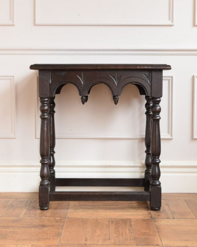 アンティークのテーブル　アンティーク家具　英国のアンティーク家具のサイドテーブル、天板の装飾が美しいホールテーブル。しっかり修復しました。(q-2124-f)
