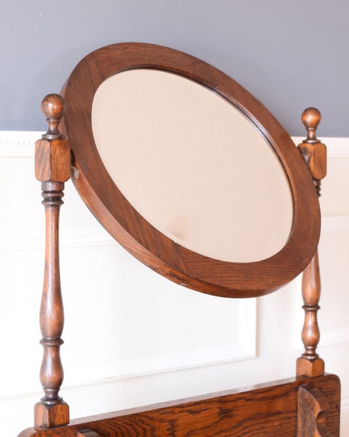 アンティークのドレッサー　アンティーク家具　英国のドレッサー、丸い鏡が付いたコンパクトサイズのアンティークのドレッシングチェスト。お部屋も広く見せてくれます身だしなみを整えるのはもちろん、大きな鏡はお部屋を広く見せる効果があります。(q-2130-f)