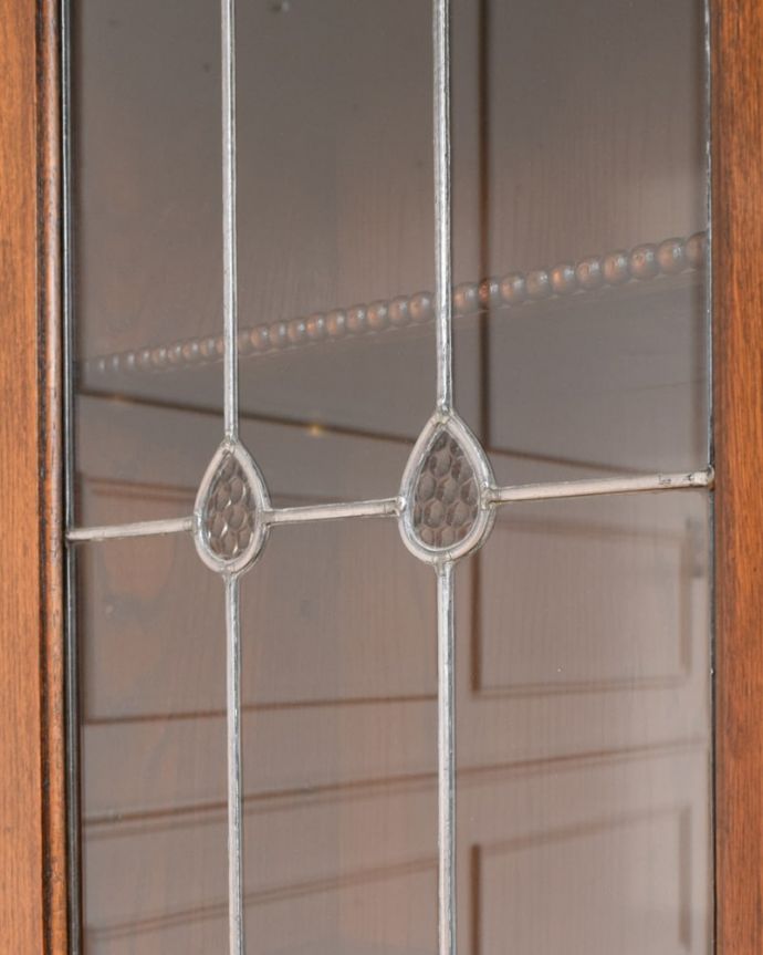 アンティークのキャビネット　アンティーク家具　英国のアンティーク家具、ステンドグラスの扉がキレイなブックケース。アンティークのガラスの美しさガラスも古いアンティークのステンドグラスは独特の雰囲気が魅力。(q-2133-f)
