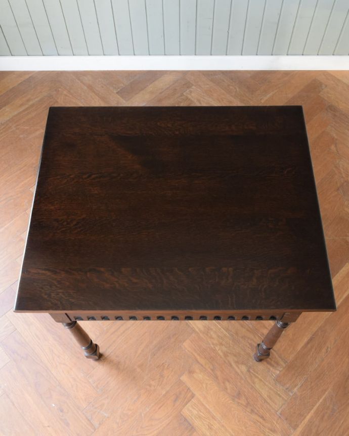 アンティークのテーブル　アンティーク家具　英国のアンティークダイニン家具、サイズが変わる便利なテーブル。上から見るとこんな形天板を足す前はこんな形です。(q-2135-f)