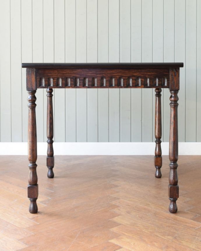 アンティークのテーブル　アンティーク家具　英国のアンティークダイニン家具、サイズが変わる便利なテーブル。横から見た姿は…真横から見てみるとこんな感じ。(q-2135-f)