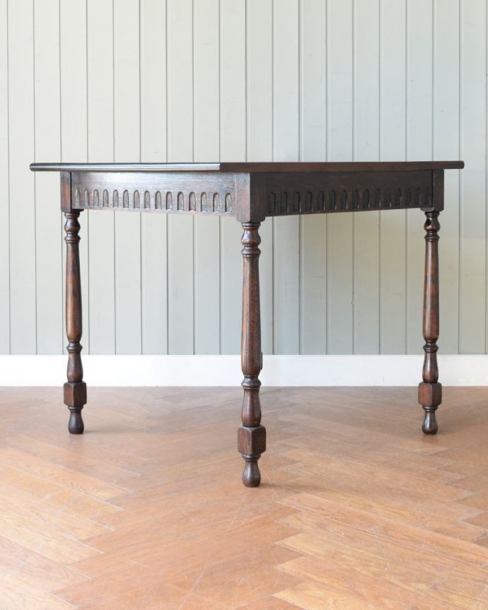 アンティークのテーブル　アンティーク家具　英国のアンティークダイニン家具、サイズが変わる便利なテーブル。こちら側から見てみると･･･アンティークは新品ではないので経年変化によるキズはありますが、専門の職人がしっかり修復しました。(q-2135-f)