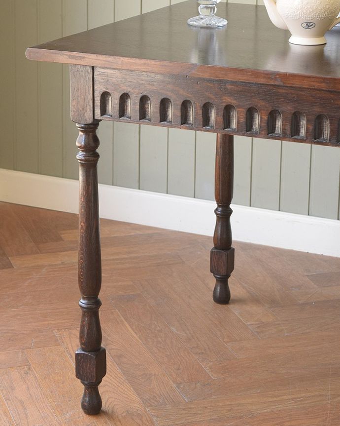 アンティークのテーブル　アンティーク家具　英国のアンティークダイニン家具、サイズが変わる便利なテーブル　英国らしく凝った彫りの入った脚脚だけを見ても、アンティークらしさが感じられる凝った彫。(q-2135-f)