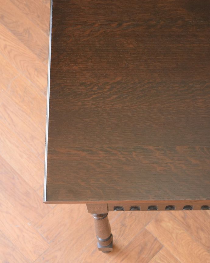 アンティークのテーブル　アンティーク家具　英国のアンティークダイニン家具、サイズが変わる便利なテーブル　近づいてみると･･･ルアンティークのテーブルは、木目の美しさも魅力の一つです。(q-2135-f)