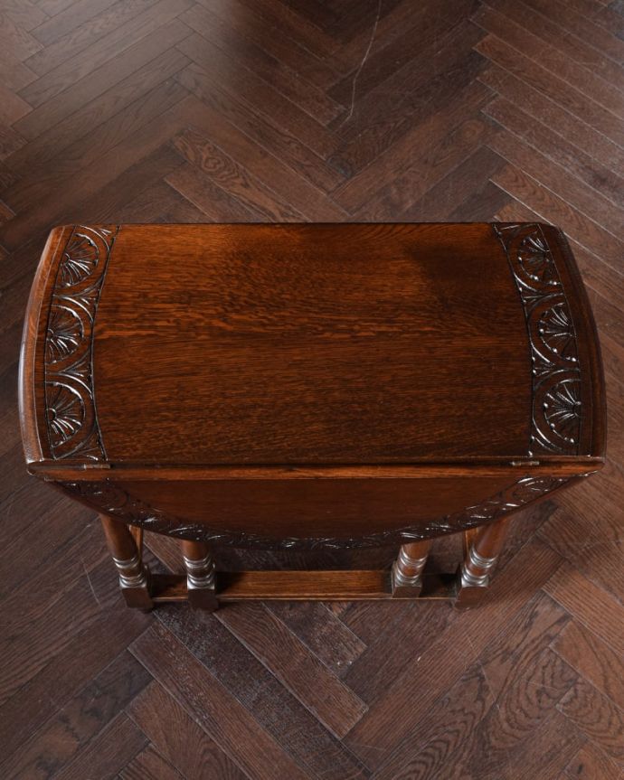 アンティークのテーブル　アンティーク家具　イギリスで見つけた伸長式のテーブル、アンティークのゲートレッグテーブル。畳むとこんなにスリムなサイズリーフを閉じた状態のテーブルを上から見るとこんな感じ。(q-2136-f)