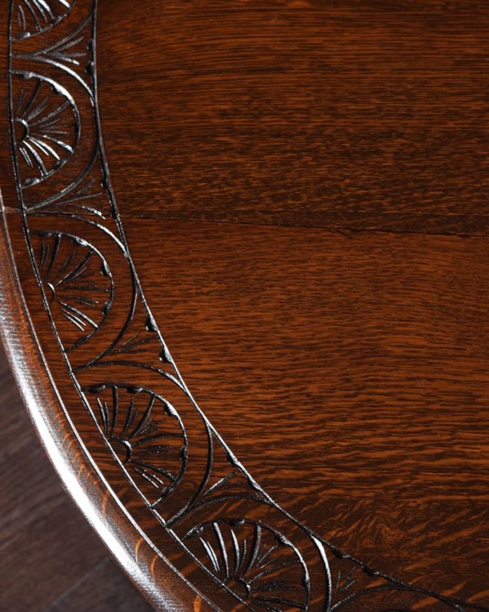 アンティークのテーブル　アンティーク家具　イギリスで見つけた伸長式のテーブル、アンティークのゲートレッグテーブル。近づいて見てみると･･･時間と手間暇を掛けて職人が丁寧にお直しした天板は、木目も美しいんです。(q-2136-f)