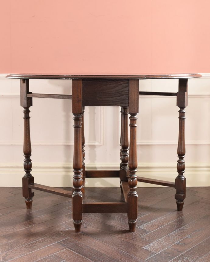 アンティークのテーブル　アンティーク家具　イギリスで見つけた伸長式のテーブル、アンティークのゲートレッグテーブル。両方開けば大きなサイズゲートレッグテーブルはゲートが開くように作られた脚のデザインも印象的。(q-2136-f)