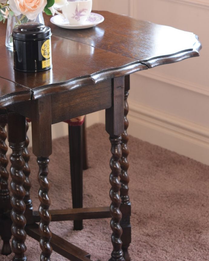 アンティークのテーブル　アンティーク家具　アンティークのゲートレッグテーブル、英国らしいツイスト脚の家具。自慢はやっぱりゲート（門）のような脚まるでゲート（門）が開くような脚の形から名前が付けられたゲートレッグテーブル。(q-2137-f)