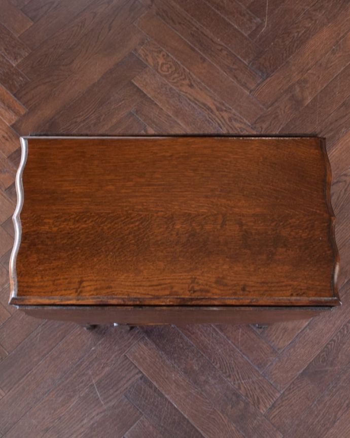 アンティークのテーブル　アンティーク家具　アンティークのゲートレッグテーブル、英国らしいツイスト脚の家具。畳むとこんなにスリムなサイズリーフを閉じた状態のテーブルを上から見るとこんな感じ。(q-2137-f)
