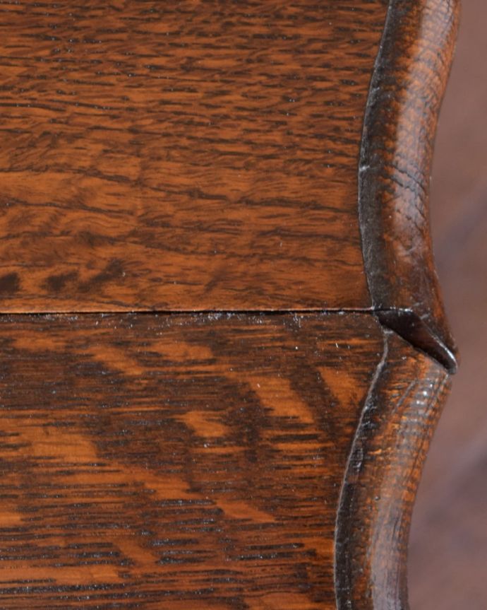 アンティークのテーブル　アンティーク家具　アンティークのゲートレッグテーブル、英国らしいツイスト脚の家具。近づいて見てみると･･･時間と手間暇を掛けて職人が丁寧にお直しした天板は、木目も美しいんです。(q-2137-f)
