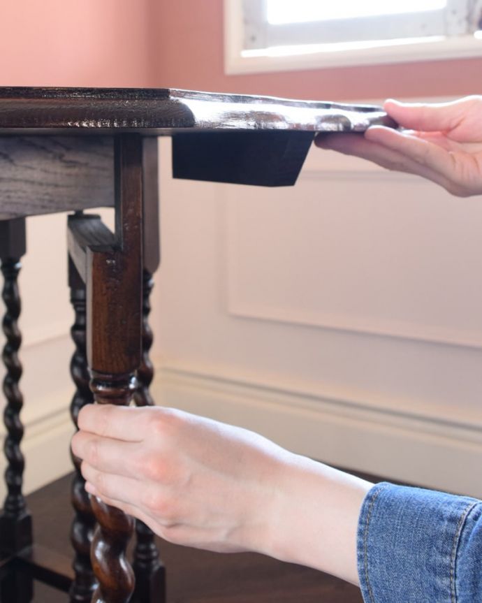 アンティークのテーブル　アンティーク家具　アンティークのゲートレッグテーブル、英国らしいツイスト脚の家具。脚を引き出すだけであっという間ゲートのような形をした脚のテーブル。(q-2137-f)