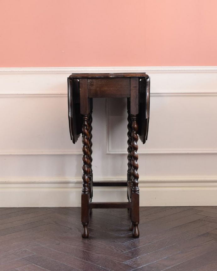 アンティークのテーブル　アンティーク家具　アンティークのゲートレッグテーブル、英国らしいツイスト脚の家具。意外にコンパクト昔、使わないとき壁にピタッと付けて収納出来るように作られたテーブル。(q-2137-f)