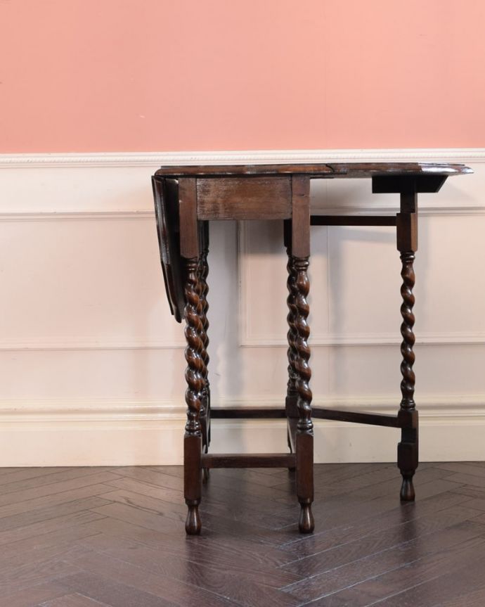 アンティークのテーブル　アンティーク家具　アンティークのゲートレッグテーブル、英国らしいツイスト脚の家具。片方開くと････片方のリーフを開くとこんな感じ。(q-2137-f)