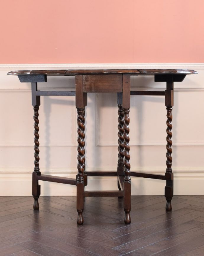 アンティークのテーブル　アンティーク家具　アンティークのゲートレッグテーブル、英国らしいツイスト脚の家具。両方開けば大きなサイズゲートレッグテーブルはゲートが開くように作られた脚のデザインも印象的。(q-2137-f)