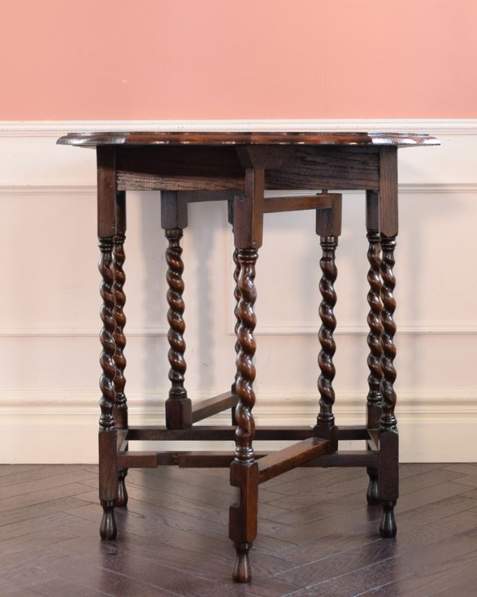 アンティークのテーブル　アンティーク家具　アンティークのゲートレッグテーブル、英国らしいツイスト脚の家具。クルッと回転。(q-2137-f)