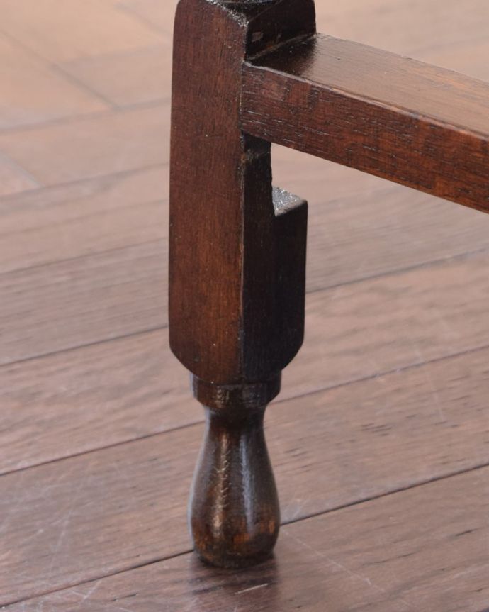 アンティークのテーブル　アンティーク家具　アンティークのゲートレッグテーブル、英国らしいツイスト脚の家具。持ち上げなくても移動できます！Handleのアンティークは、脚の裏にフェルトキーパーをお付けしていますので、持ち上げなくても床を滑らせて移動させることが出来ます。(q-2137-f)