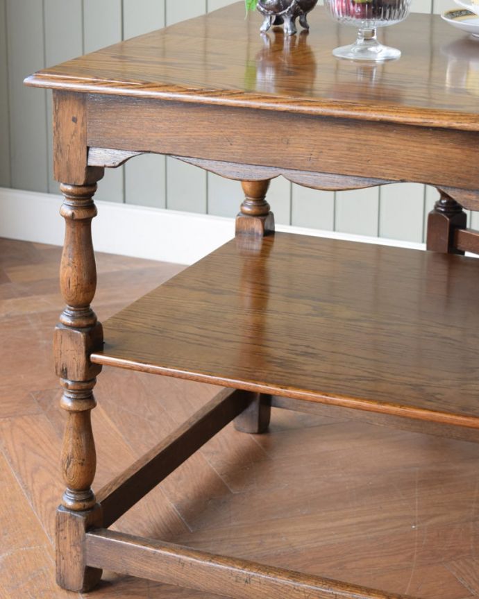 アンティークのテーブル　アンティーク家具　サイドテーブル。間違いなし！英国アンティーク定番のデザインクルックルッとしなやかに巻かれた女性らしいデザインが印象的なツイスト脚。(q-2139-f)