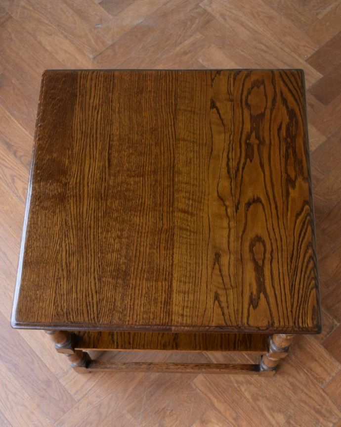 アンティークのテーブル　アンティーク家具　サイドテーブル。キレイに修復しましたやっぱり気になるテーブルの天板。(q-2139-f)
