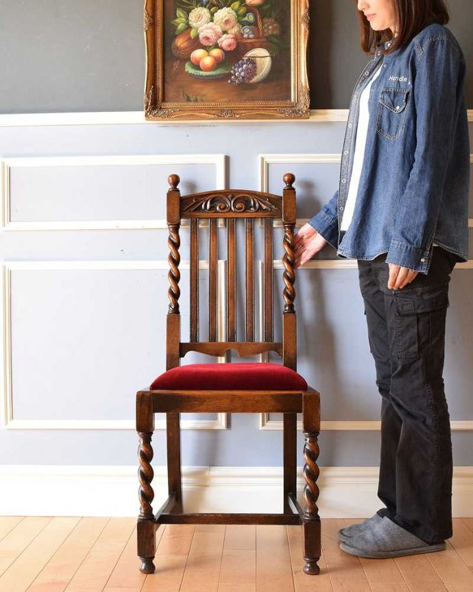 ダイニングチェア　アンティーク チェア　英国輸入の布張り椅子、ツイストラインが美しいアンティークのオークチェア。王様のように堂々とした姿の椅子ツイストデザインのチェアは、アンティークチェアの中でも王様のような存在。(q-214-c)
