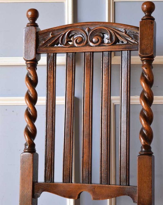 ダイニングチェア　アンティーク チェア　英国輸入の布張り椅子、ツイストラインが美しいアンティークのオークチェア。まるで王様が王冠を被った背もたれ背もたれに施された彫りは、まるで王冠を被っている王様のようなイメージ。(q-214-c)