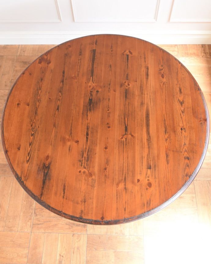 アンティークのテーブル　アンティーク家具　ラウンドテーブル。天板はキレイに修復しましたオールドパイン材のテーブルにしか作り出すことが出来ない天板の表情。(q-2140-f)