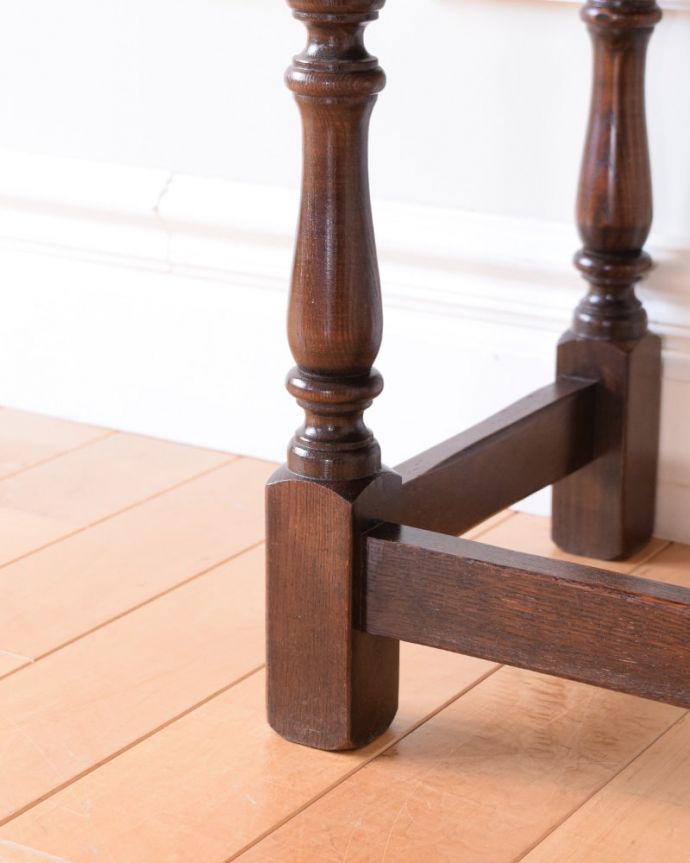 アンティークのテーブル　アンティーク家具　ネストテーブル。持ち上げなくても移動できます！Handleのアンティークは、脚の裏にフェルトキーパーをお付けしていますので、床を滑らせてれば移動が簡単です。(q-2141-f)