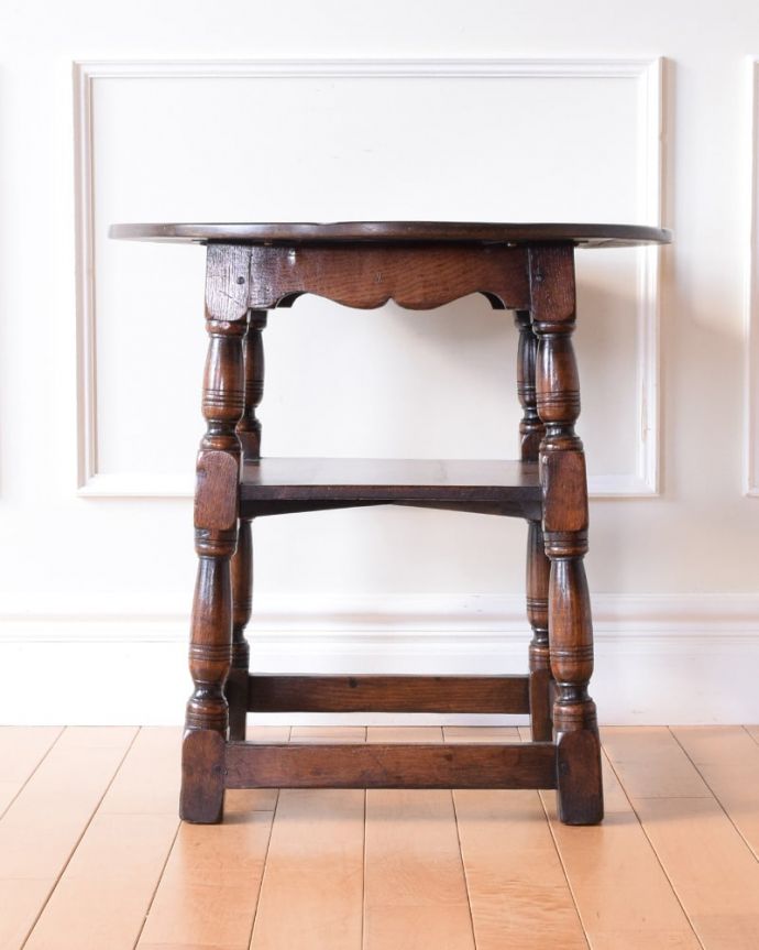 アンティークのテーブル　アンティーク家具　英国のアンティーク家具、棚が付きのオケージョナルテーブル（ティーテーブル）。しっかり修復しました。(q-2142-f)