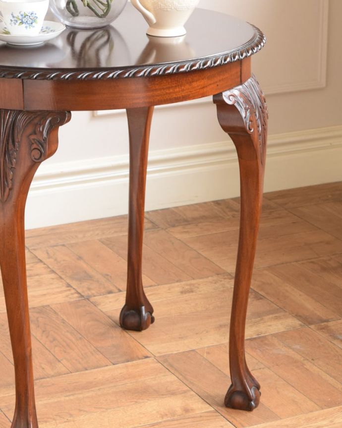 アンティークのテーブル　アンティーク家具　ティーテーブル。細くてしなやかな･･･品格ある立ち姿上品でまるで貴婦人のような立ち姿。(q-2146-f)