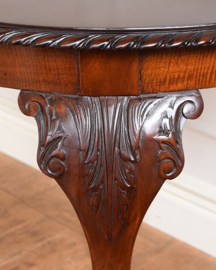 アンティークのテーブル　アンティーク家具　ティーテーブル。うっとりする美しさアンティークだから手に入る美しい彫。(q-2146-f)