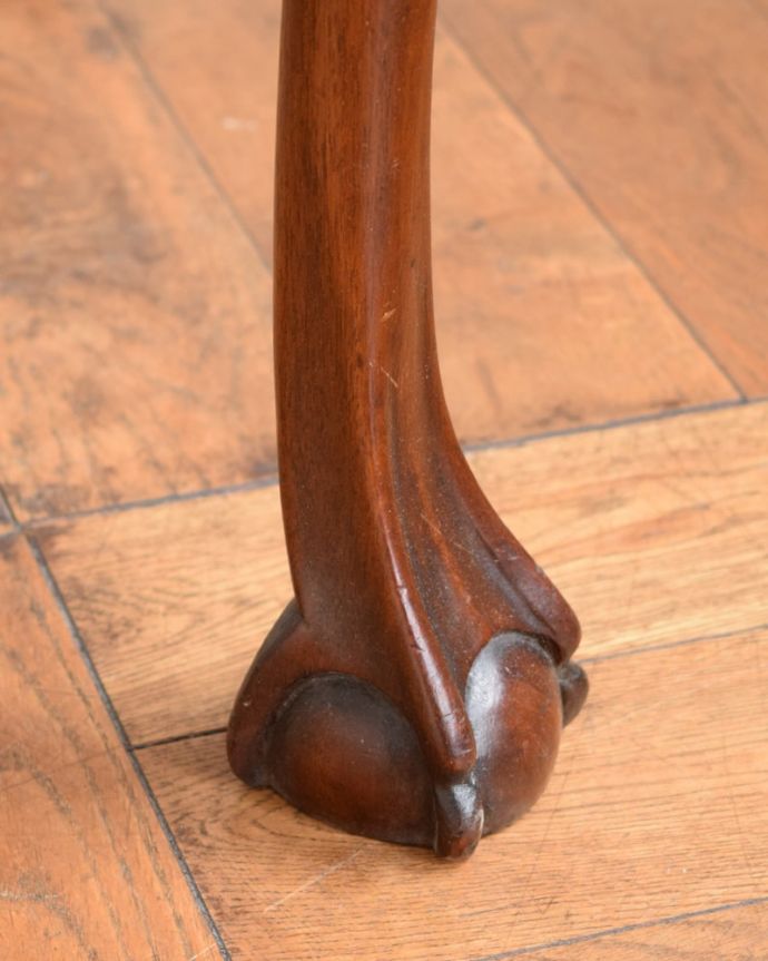 アンティークのテーブル　アンティーク家具　ティーテーブル。持ち上げなくても大丈夫！Handleのアンティークは、脚の裏にフェルトキーパーをお付けしています。(q-2146-f)