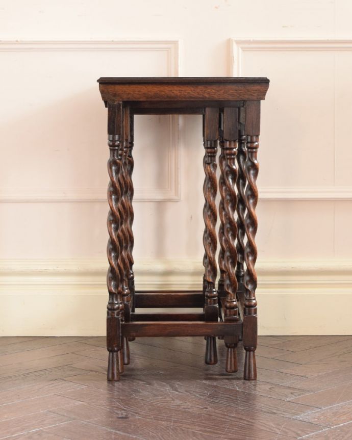 アンティークのテーブル　アンティーク家具　ネストテーブル。横から見てみると･･･お揃いの脚が3つがキレイに重なって、とっても美しい横顔。(q-2147-f)