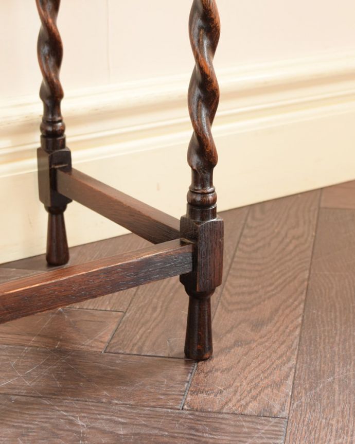 アンティークのテーブル　アンティーク家具　ネストテーブル。持ち上げなくても移動できます！Handleのアンティークは、脚の裏にフェルトキーパーをお付けしていますので、床を滑らせてれば移動が簡単です。(q-2147-f)