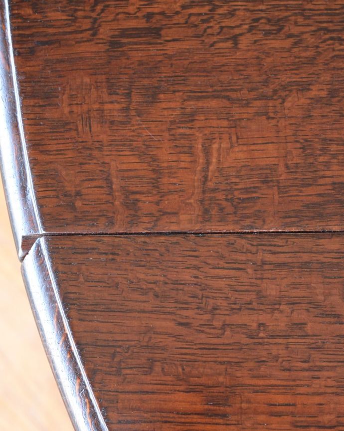 アンティークのテーブル　アンティーク家具　ゲートレッグテーブル　近づいて見てみると･･･時間と手間暇を掛けて職人が丁寧にお直しした天板は、木目も美しいんです。(q-2152-f)