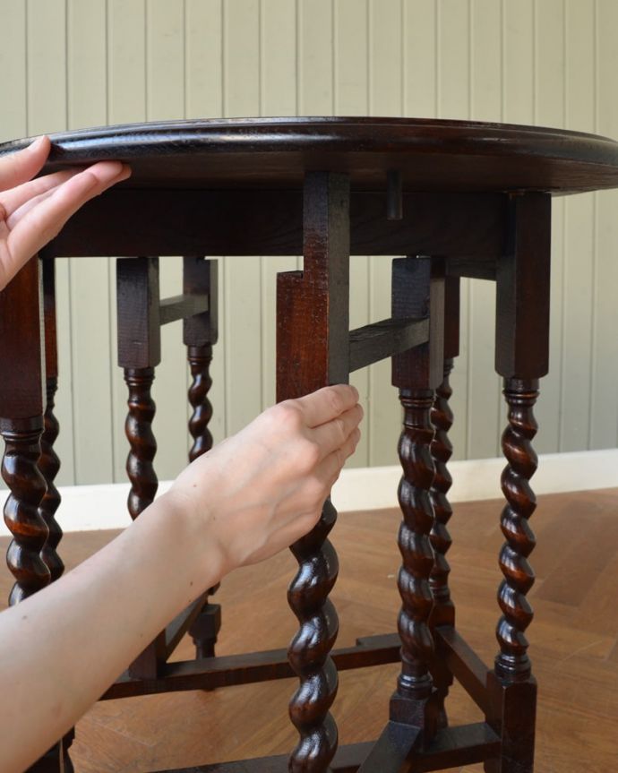 アンティークのテーブル　アンティーク家具　ゲートレッグテーブル　脚を引き出すだけであっという間ゲートのような形をした脚のテーブル。(q-2152-f)