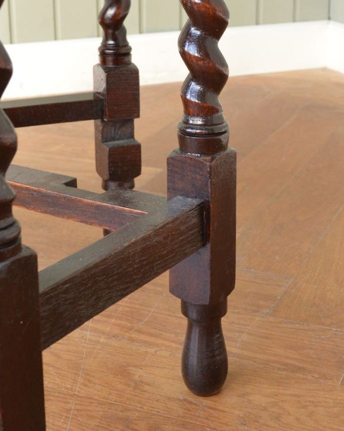 アンティークのテーブル　アンティーク家具　ゲートレッグテーブル　持ち上げなくても移動できます！Handleのアンティークは、脚の裏にフェルトキーパーをお付けしていますので、持ち上げなくても床を滑らせて移動させることが出来ます。(q-2152-f)