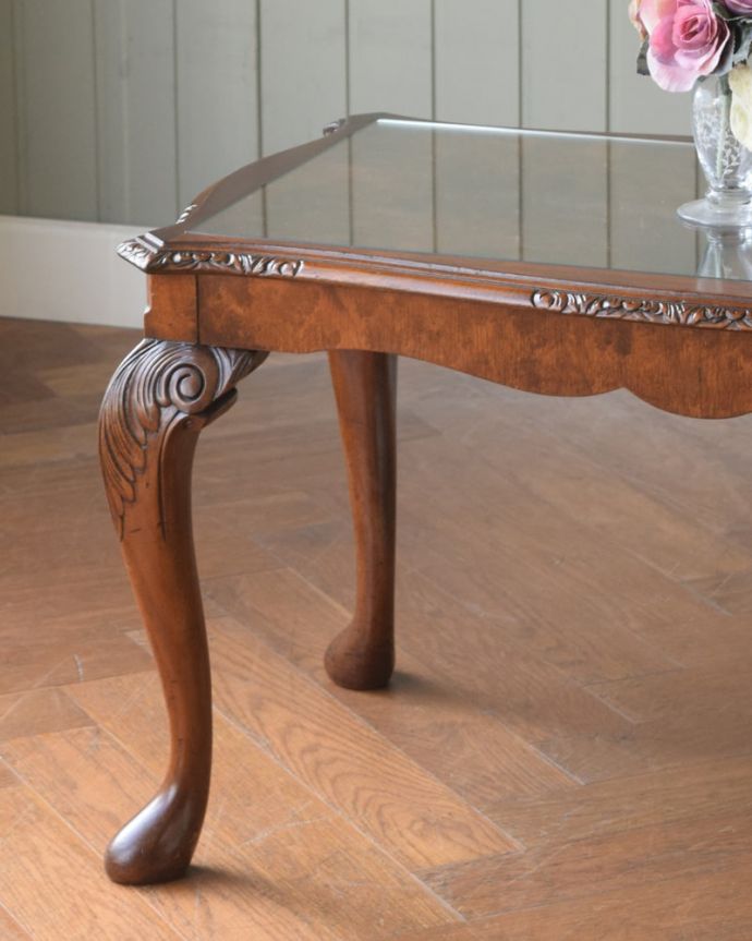 アンティークのテーブル　アンティーク家具　コーヒーテーブル　英国らしく凝った彫りの入った脚脚だけを見ても、アンティークらしさが感じられる凝った彫。(q-2155-f)