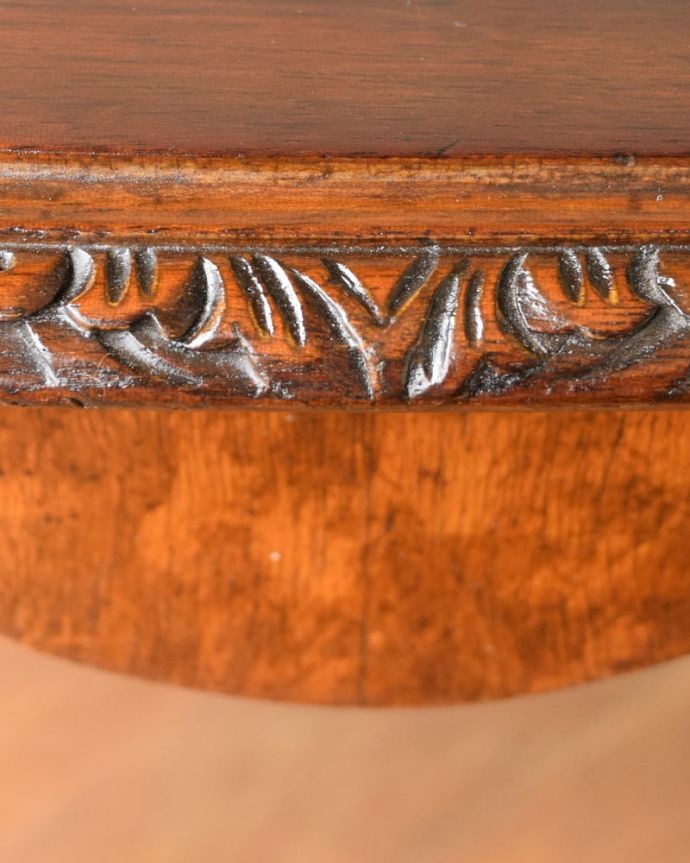 アンティークのテーブル　アンティーク家具　コーヒーテーブル　うっとりする美しさアンティークだから手に入る美しい彫。(q-2155-f)